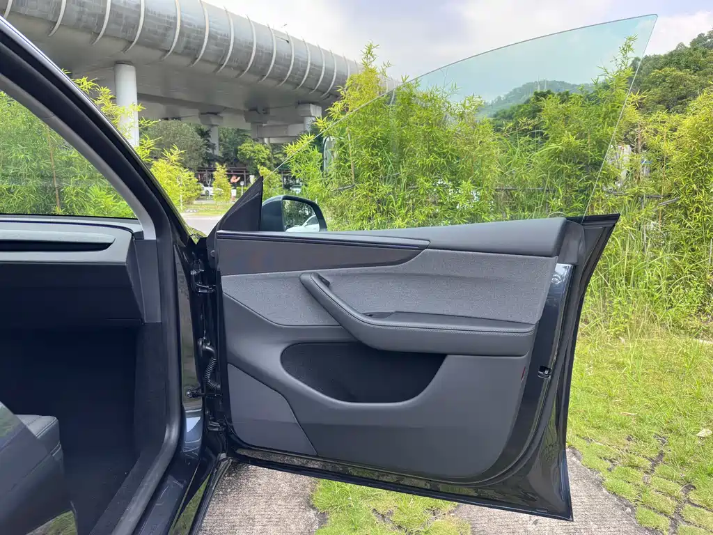 Tesla Model Y — миниатюра 12