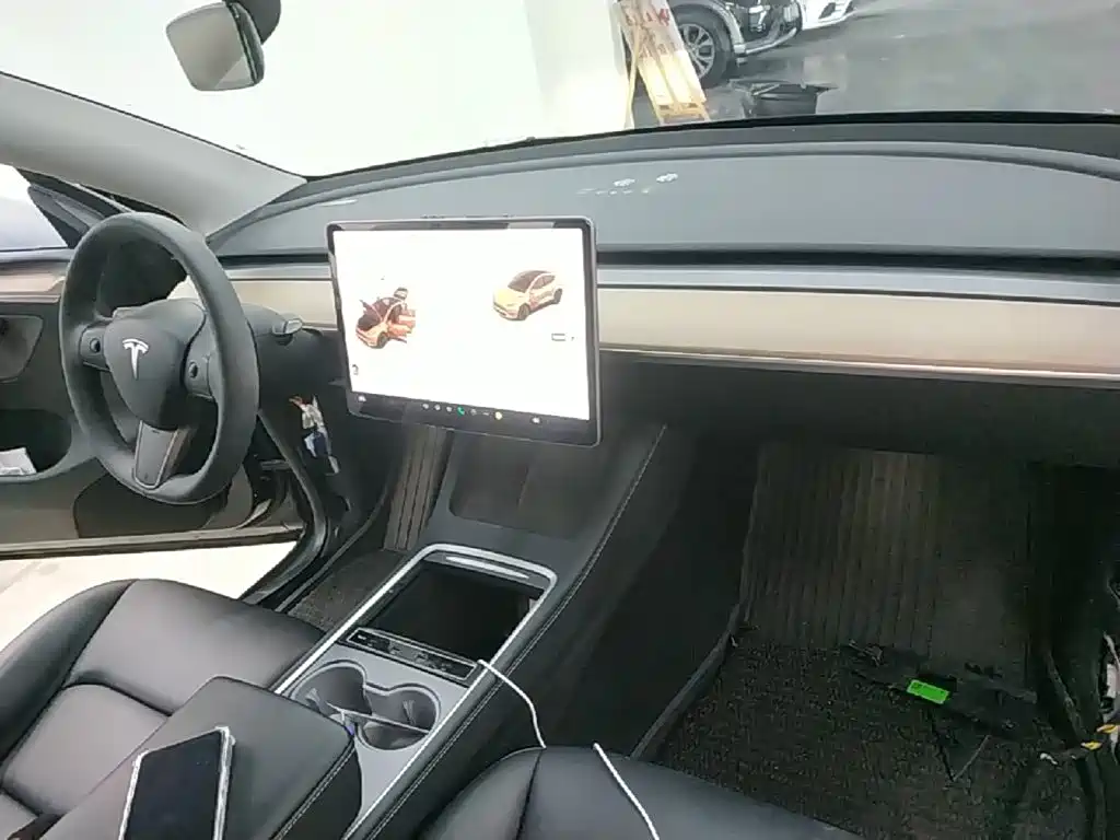 Tesla Model Y — миниатюра 10