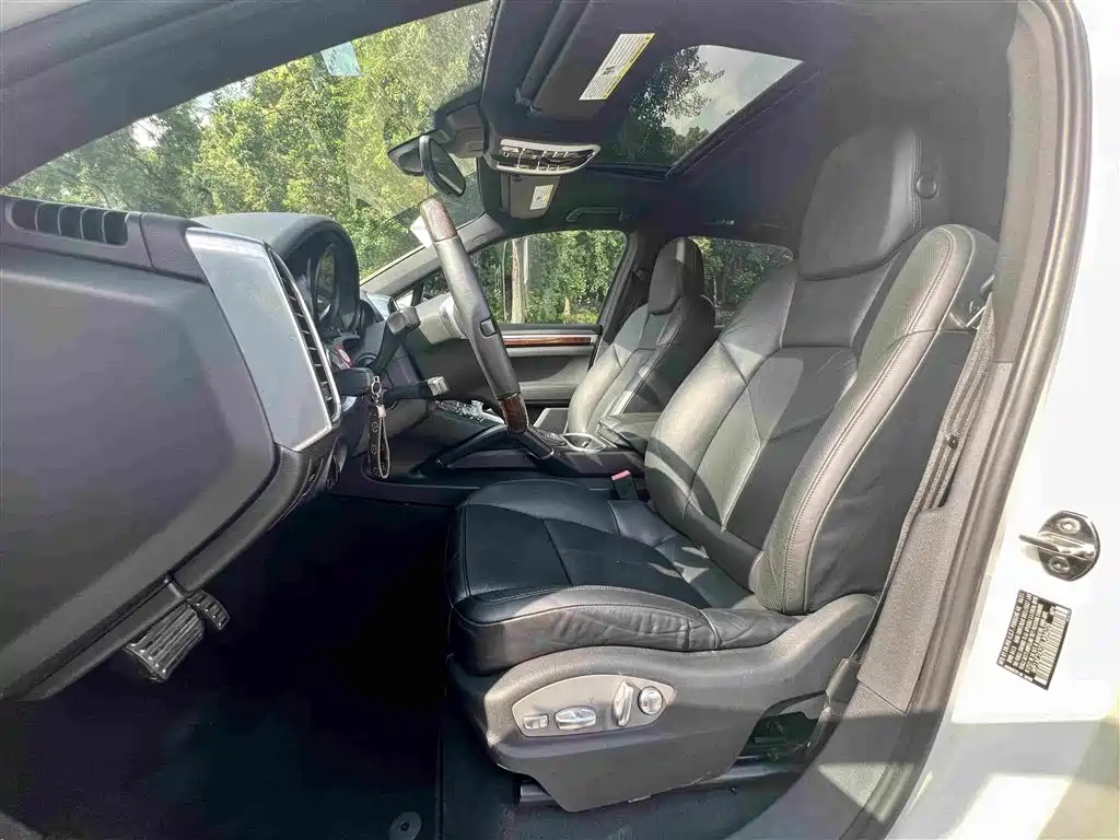 Porsche Cayenne — миниатюра 9
