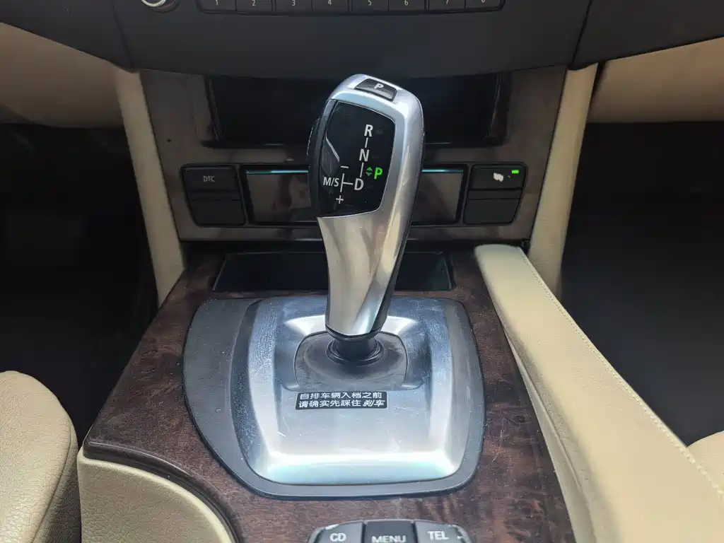 BMW 5 Series — миниатюра 11
