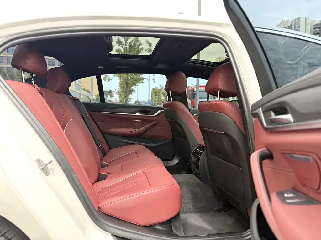 BMW 5 Series — миниатюра 6