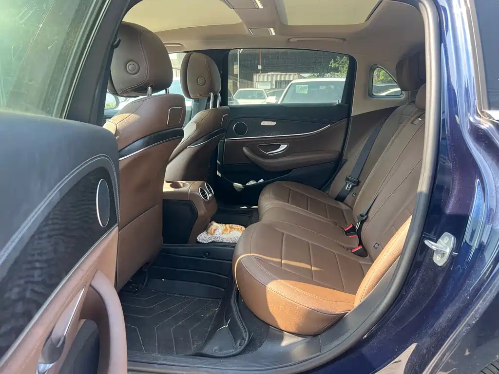 Mercedes-Benz E-Class — миниатюра 5