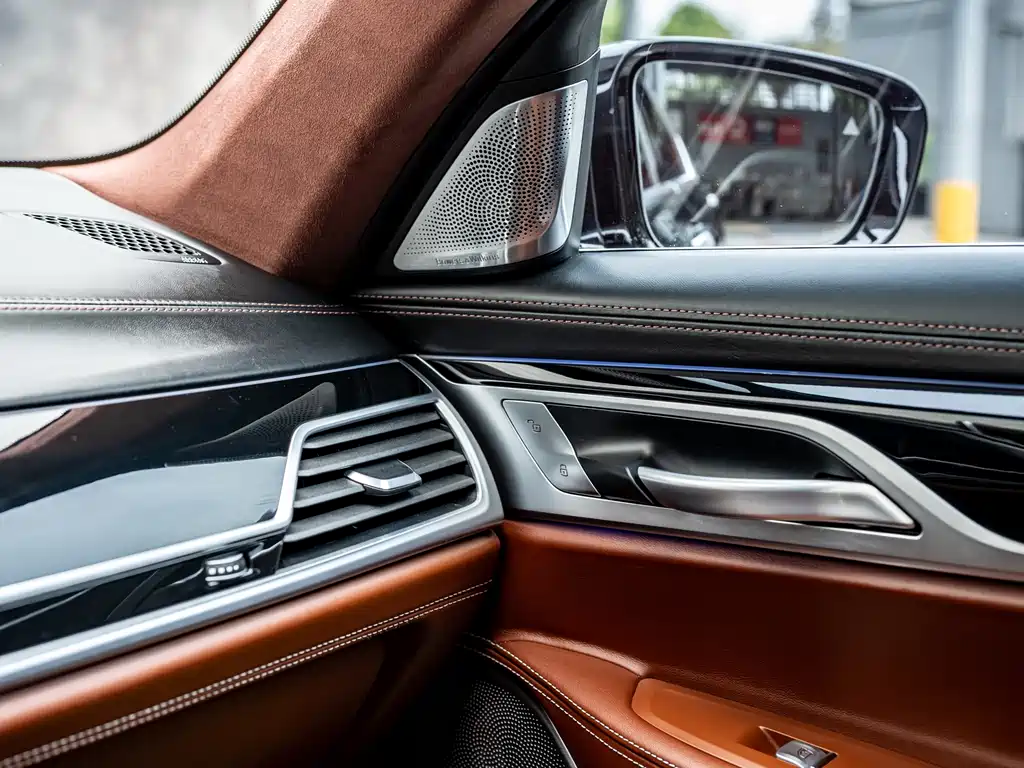 BMW 7 Series — миниатюра 9