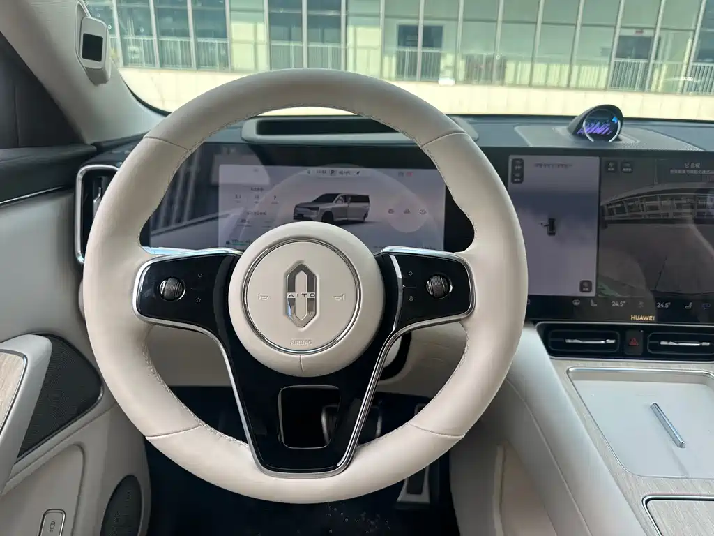 AITO ASK THE WORLD M8