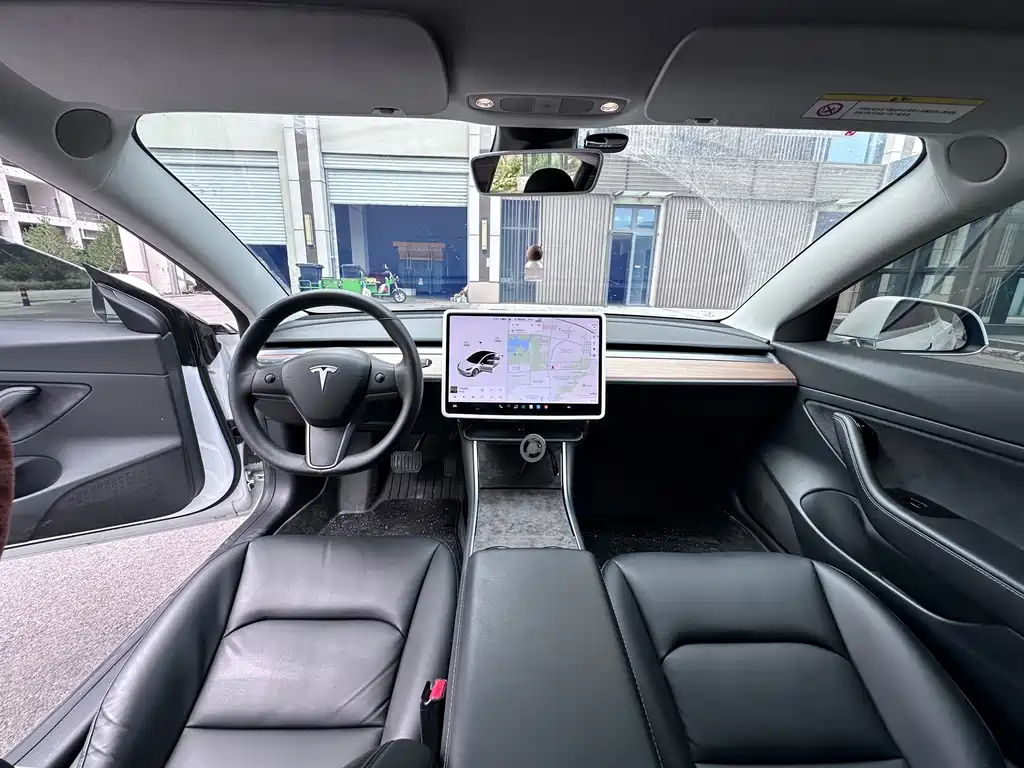 Tesla Model 3 — миниатюра 9