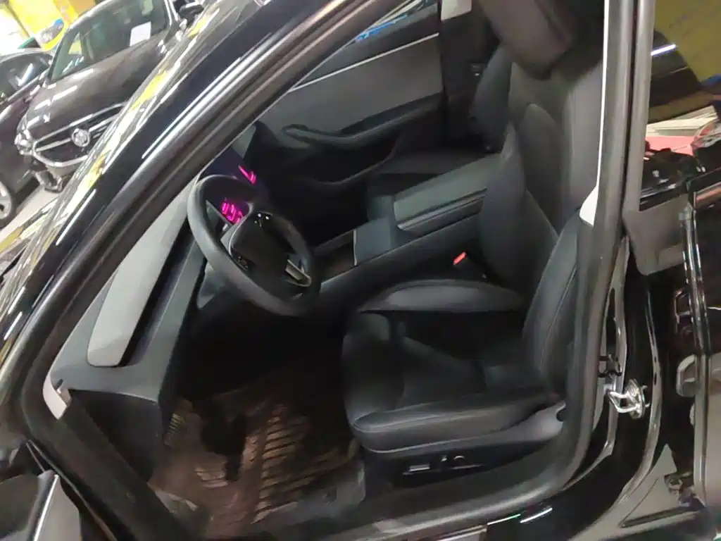 Tesla Model 3 — миниатюра 15