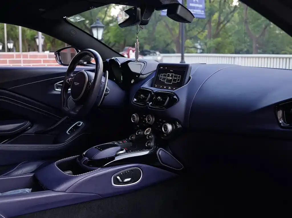 Aston Martin V8 Vantage — миниатюра 13