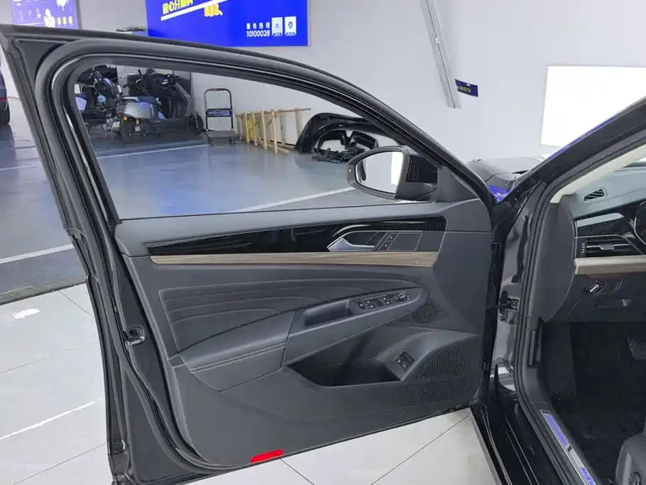 Volkswagen Passat PHEV — миниатюра 7