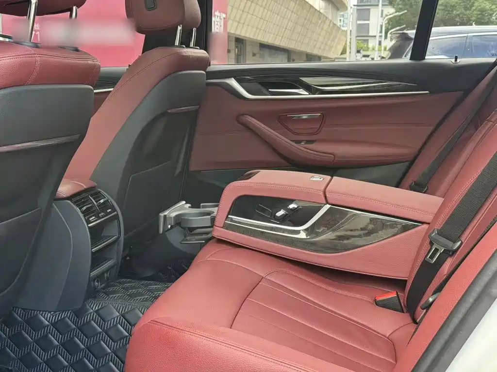 BMW 5 Series — миниатюра 4