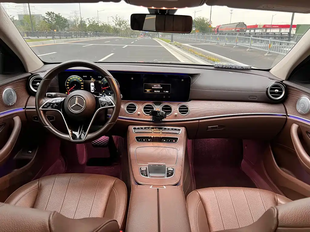 Mercedes-Benz E-Class — миниатюра 6