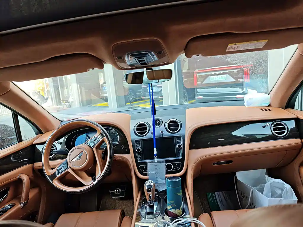 Bentley Bentayga — миниатюра 18