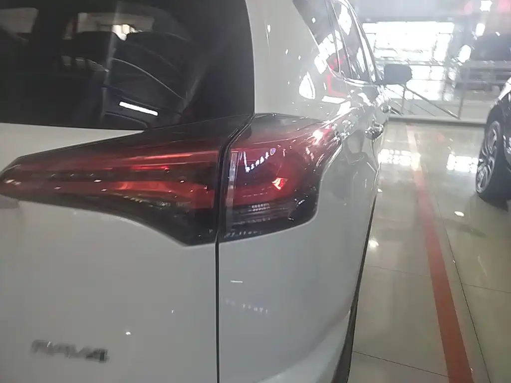 Toyota RAV4 — миниатюра 8