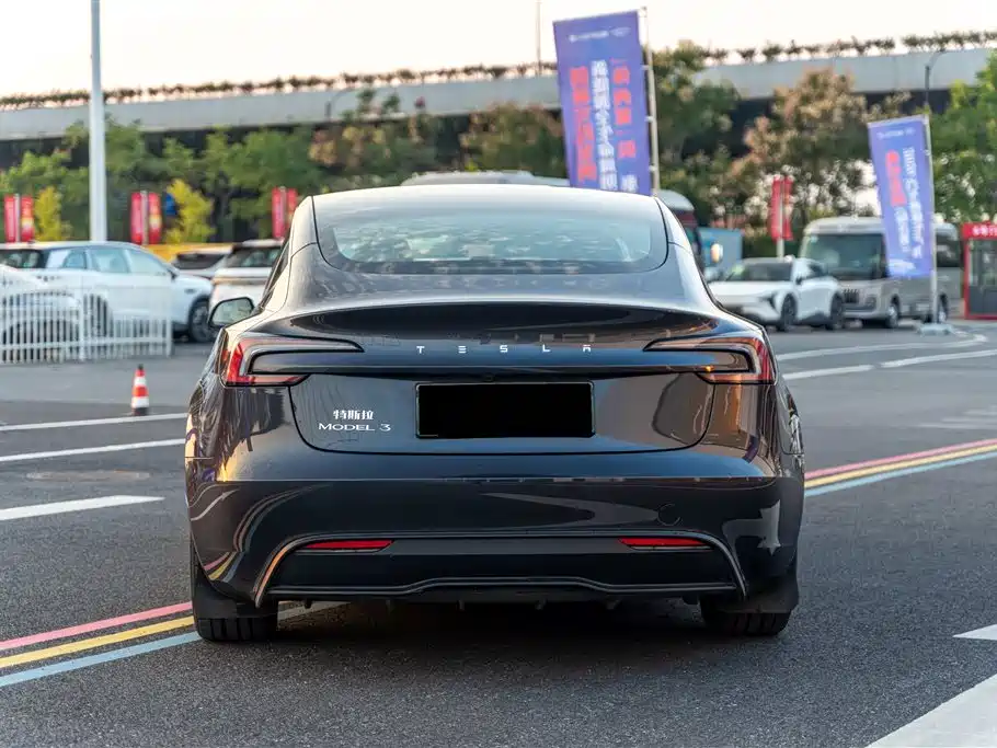 Tesla Model 3 — миниатюра 7