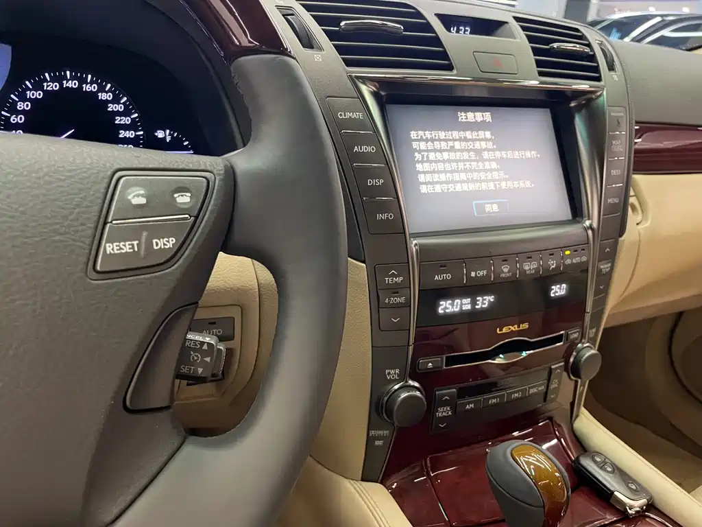 Lexus LS — миниатюра 17