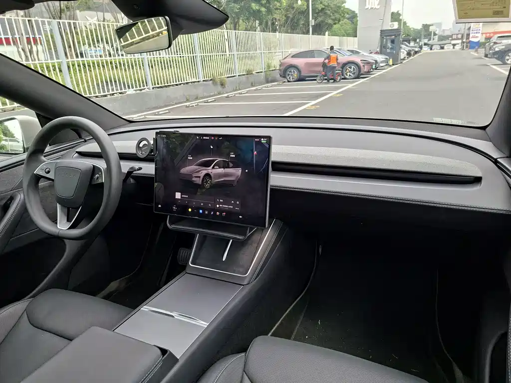 Tesla Model Y L — миниатюра 18