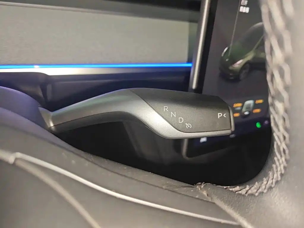 Tesla Model Y — миниатюра 14