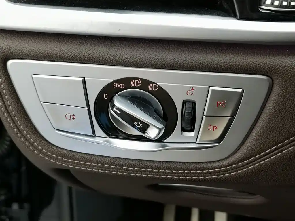 BMW 7 Series — миниатюра 21