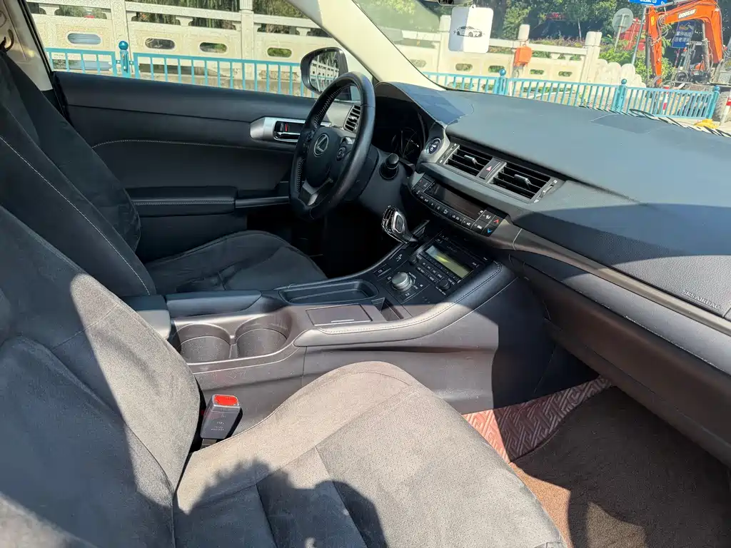 Lexus CT — миниатюра 8