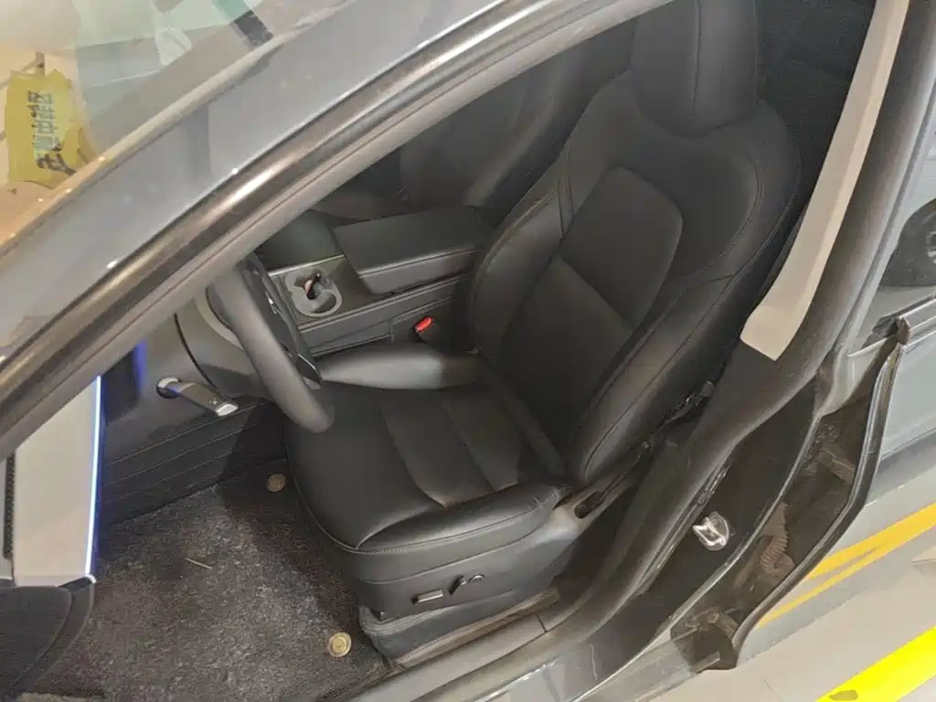 Tesla Model Y — миниатюра 15
