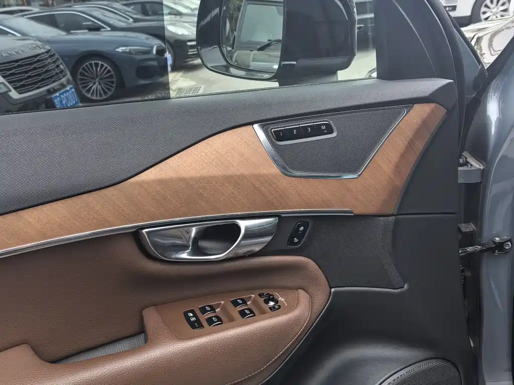 Volvo XC90 2021 B6 Luxury 7 мест
