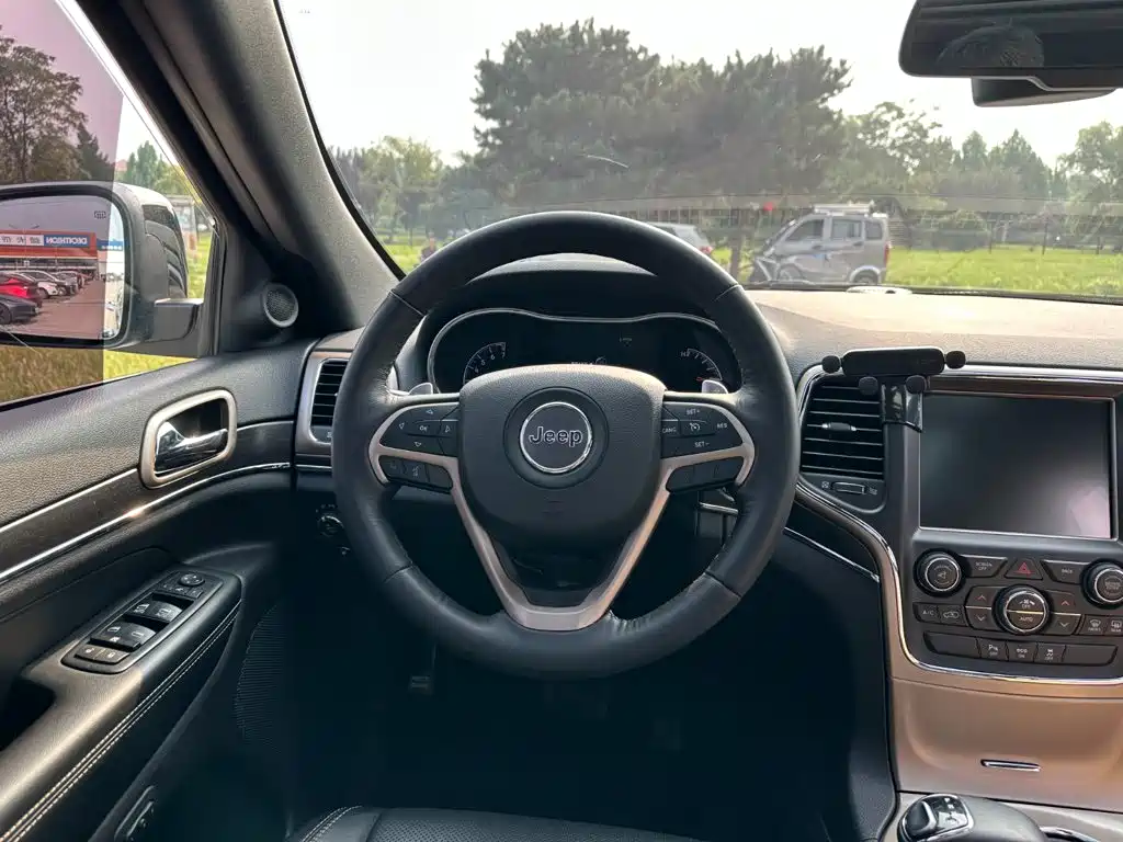 Jeep Grand Cherokee (Import) — миниатюра 23