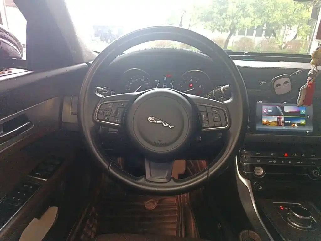 Jaguar XFL — миниатюра 3