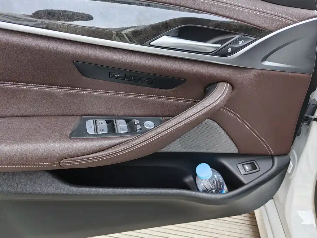 BMW 5 Series — миниатюра 7