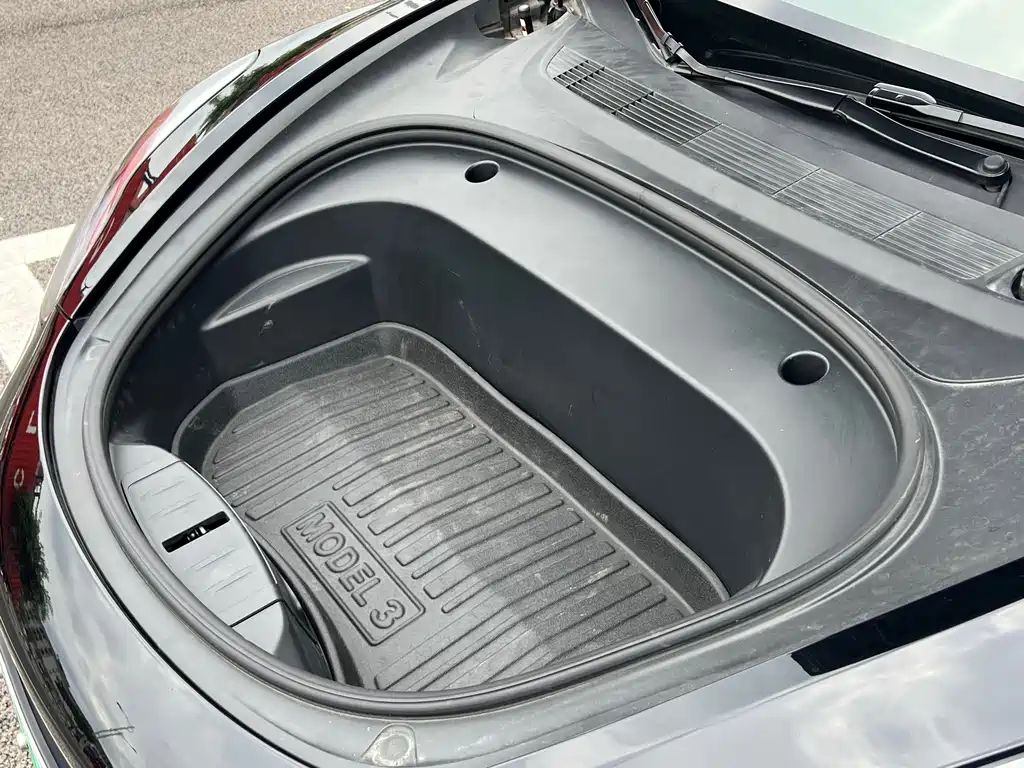 Tesla Model 3 — миниатюра 12