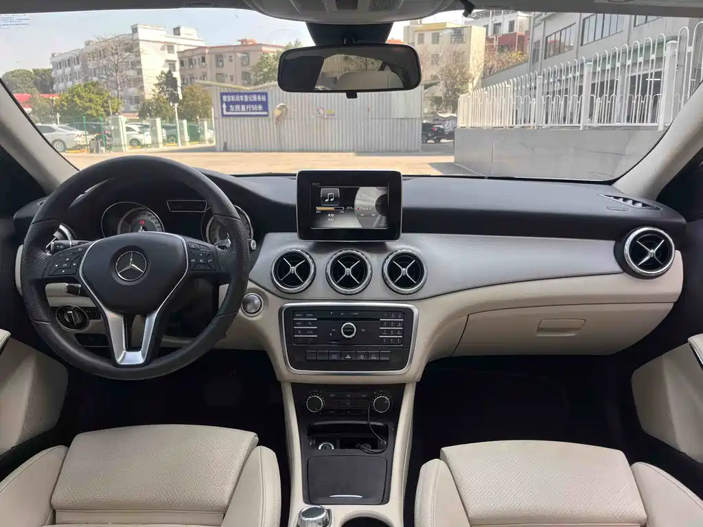 MERCEDES-BENZ GLA