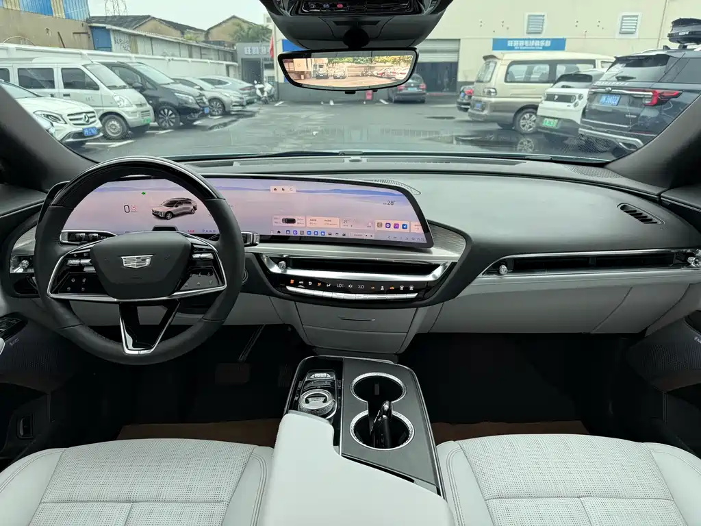 Cadillac IQ 2022 Luxury