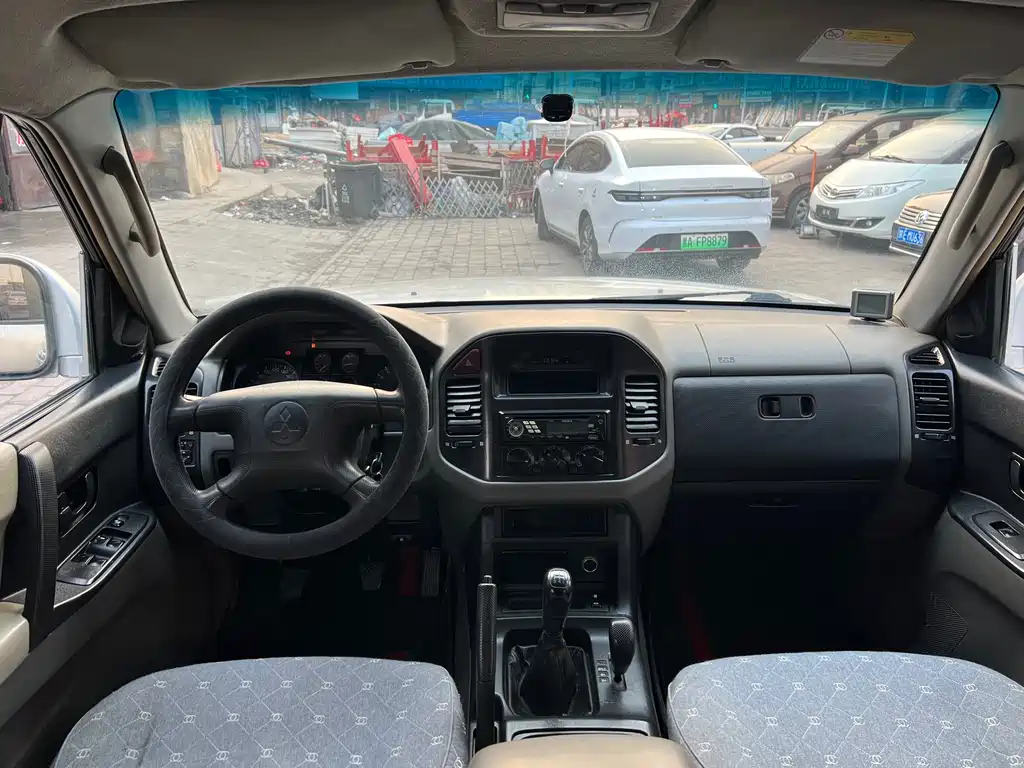 Mitsubishi Pajero — миниатюра 7