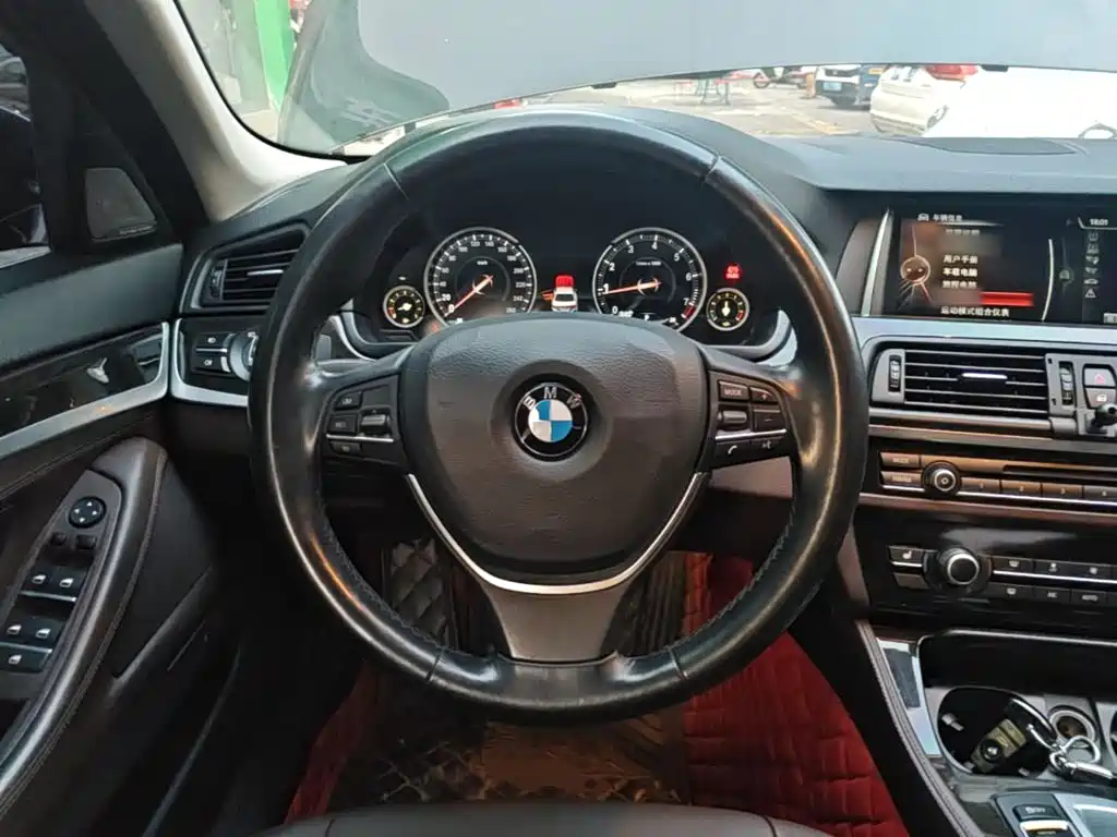 BMW 5 Series — миниатюра 11