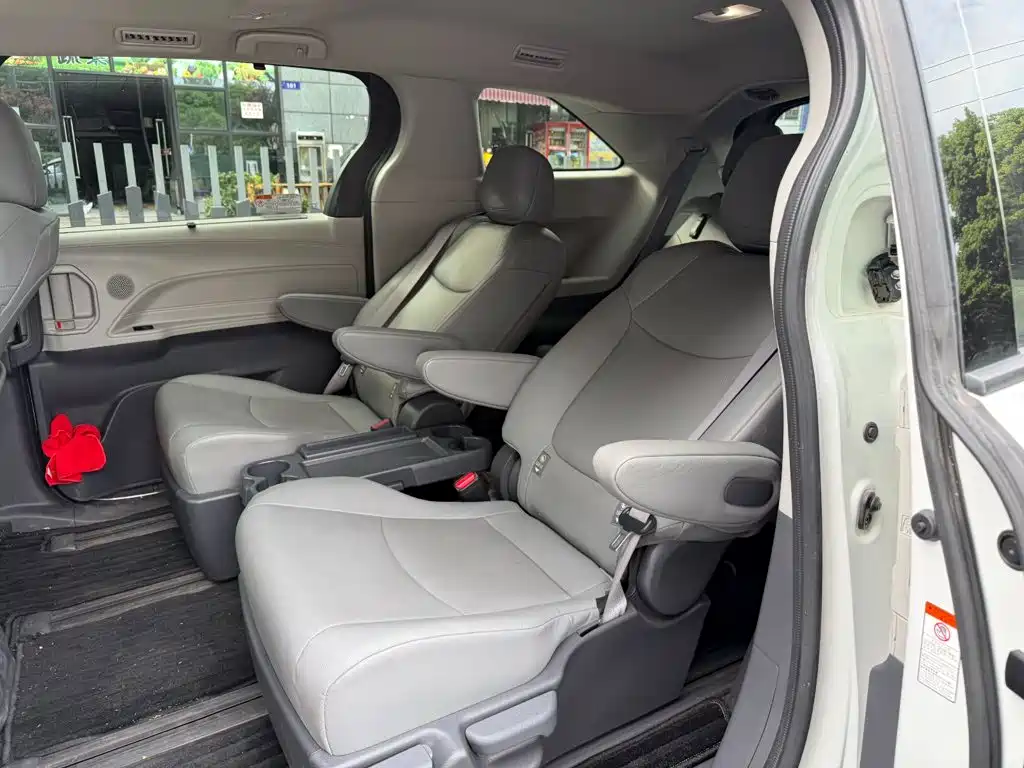 Toyota Granvia — миниатюра 12