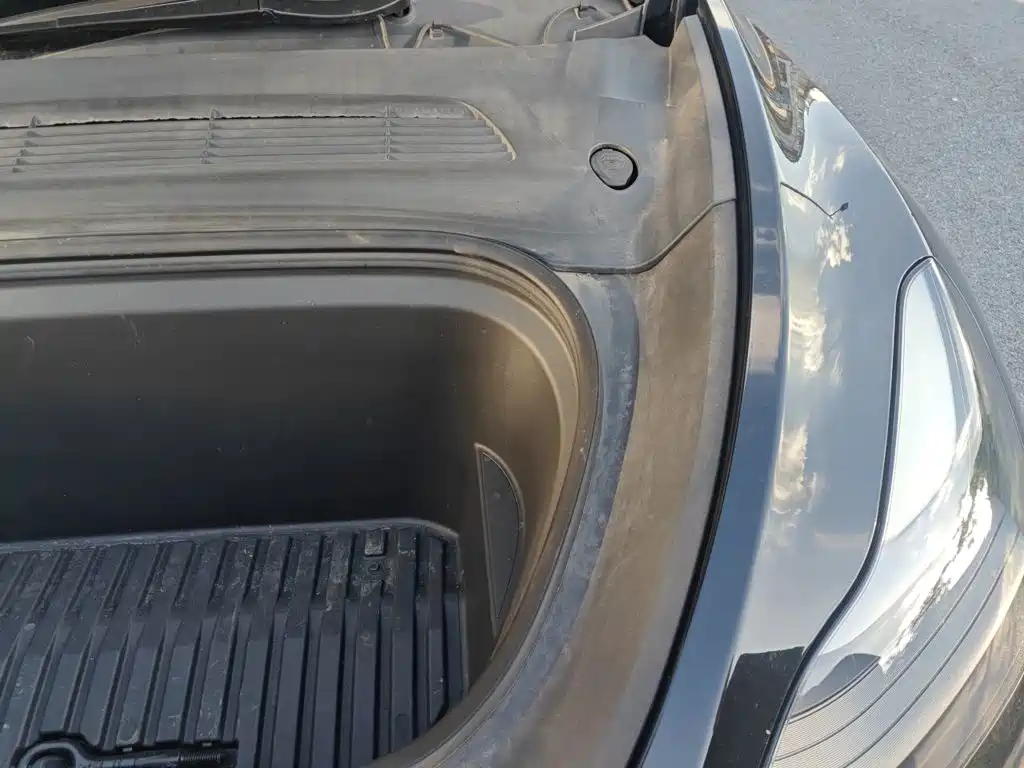 Tesla Model Y — миниатюра 20