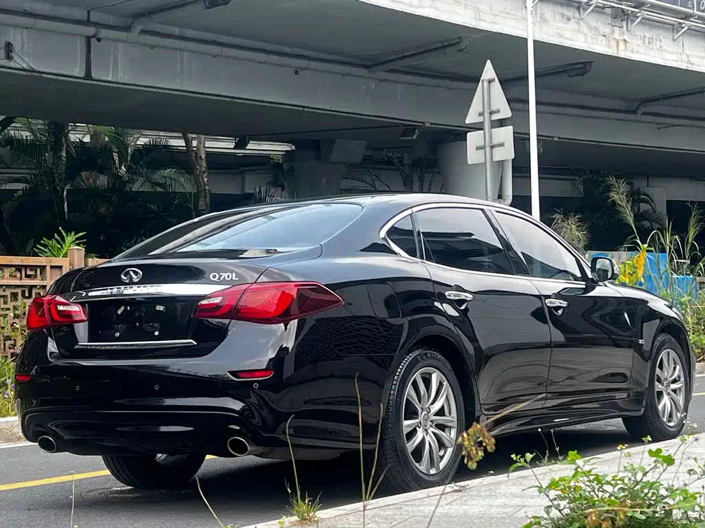 INFINITI Q70