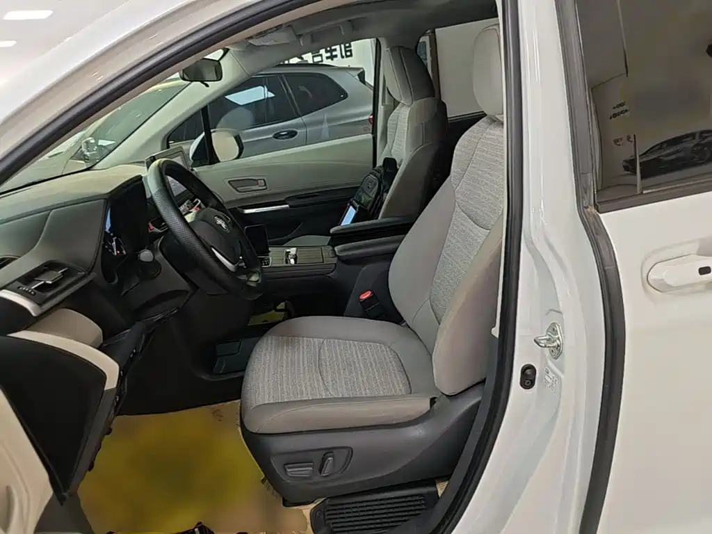 Toyota Sienna — миниатюра 15