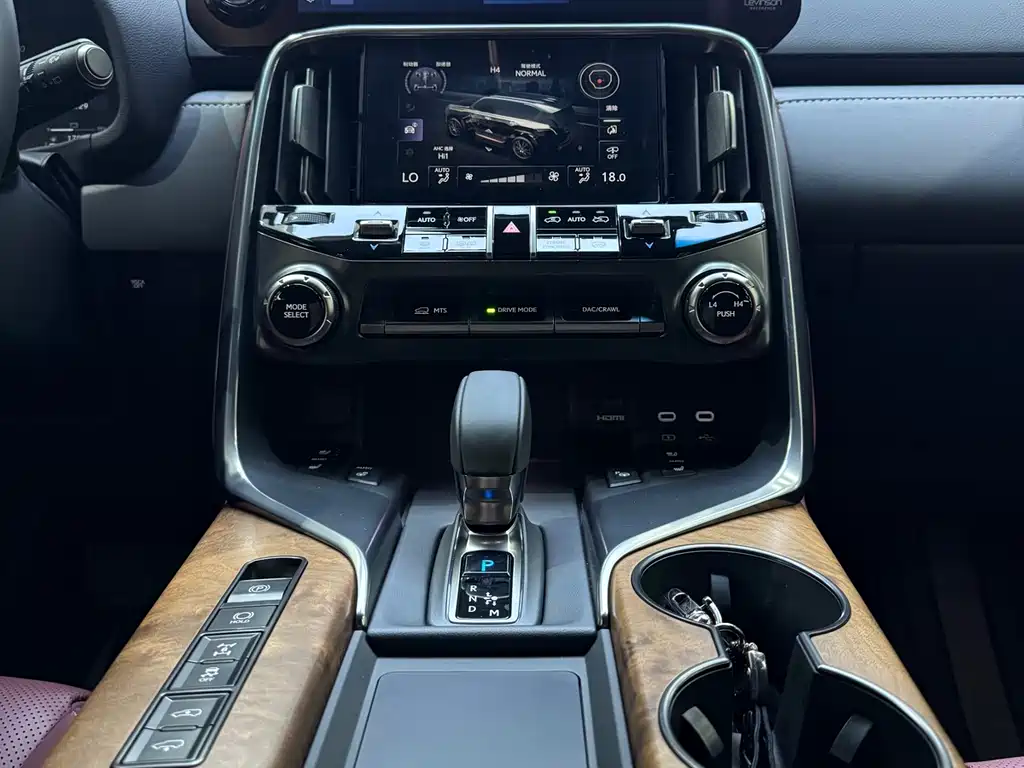 Lexus LX 700h Territory Edition, фото 11