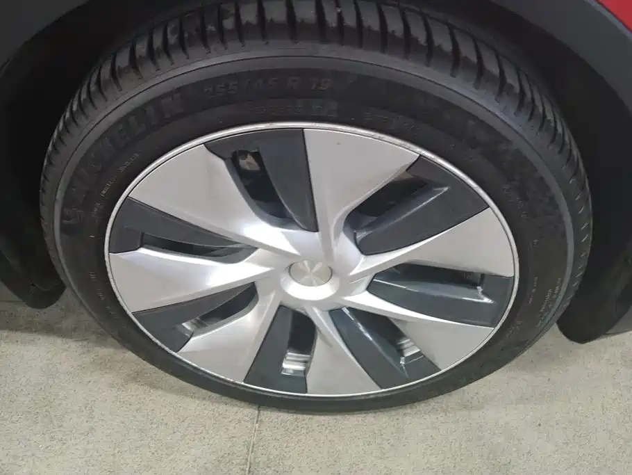 Tesla Model Y — миниатюра 6
