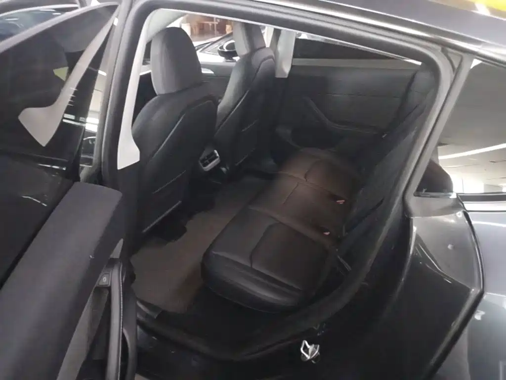 Tesla Model Y — миниатюра 17