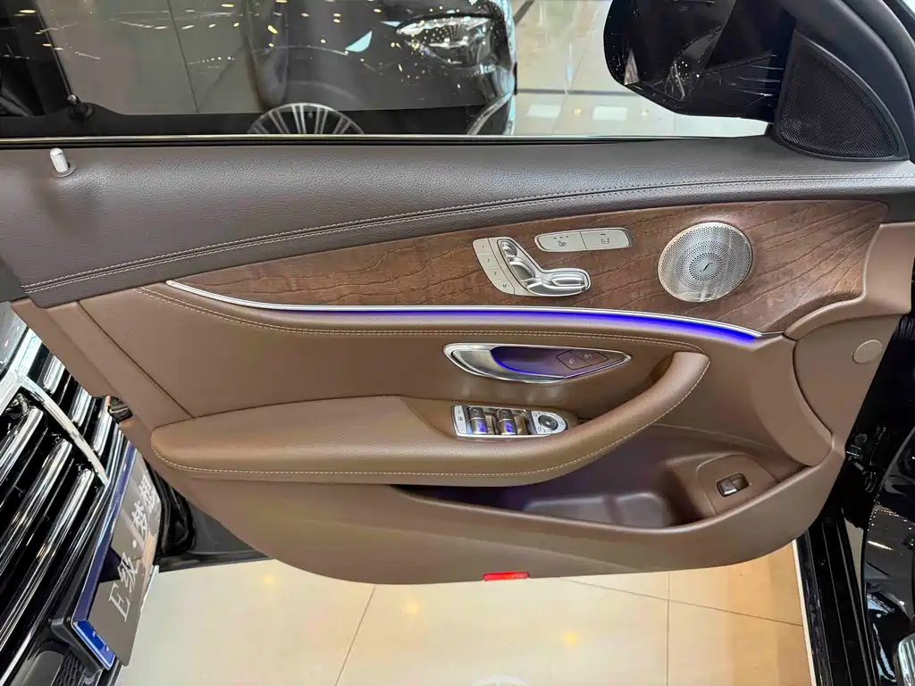 Mercedes-Benz E-Class — миниатюра 3