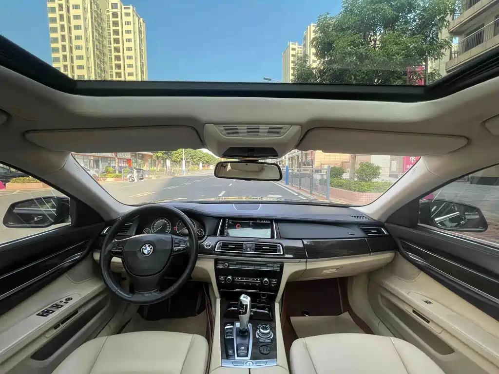 BMW 7 Series — миниатюра 13