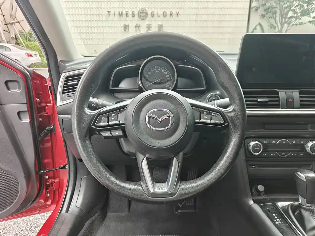 Mazda Mazda3 3 2017 1.5L AT Luxury V