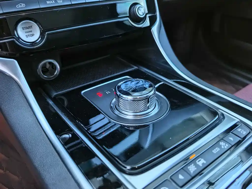 Jaguar XE — миниатюра 16