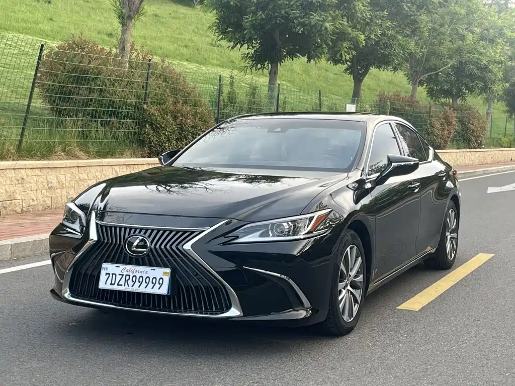 Lexus ES 2019