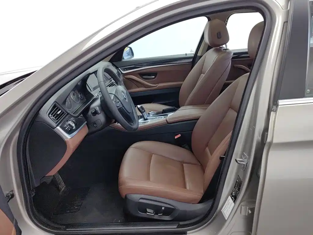 BMW 5 Series — миниатюра 10