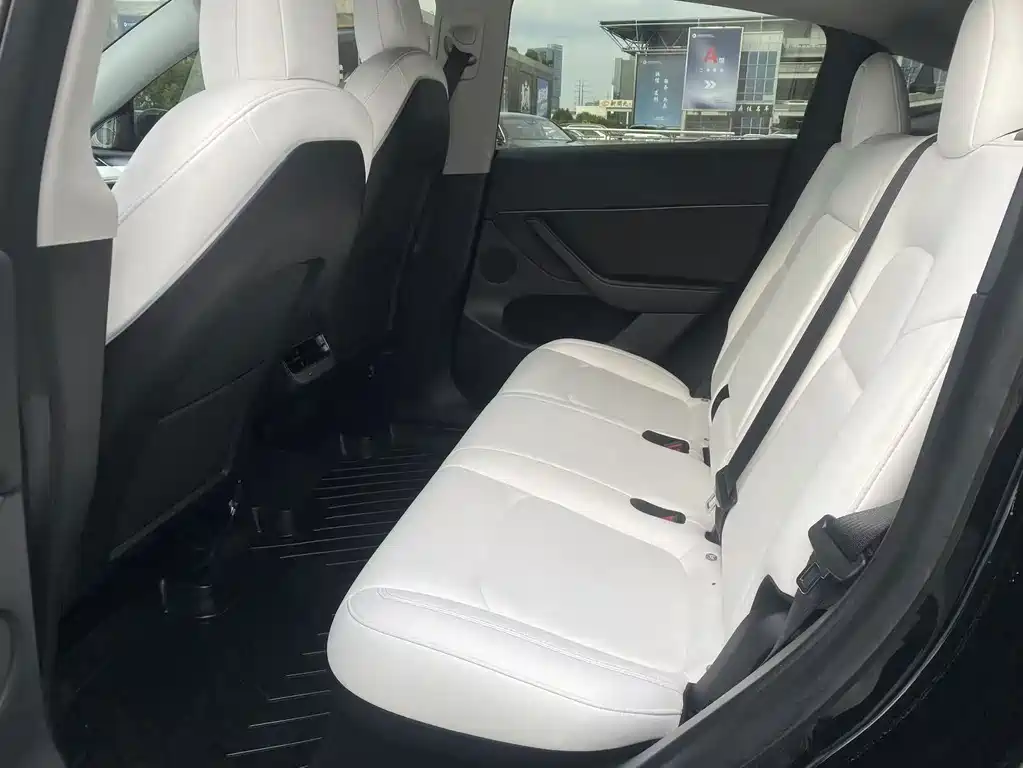 Tesla Model Y — миниатюра 6