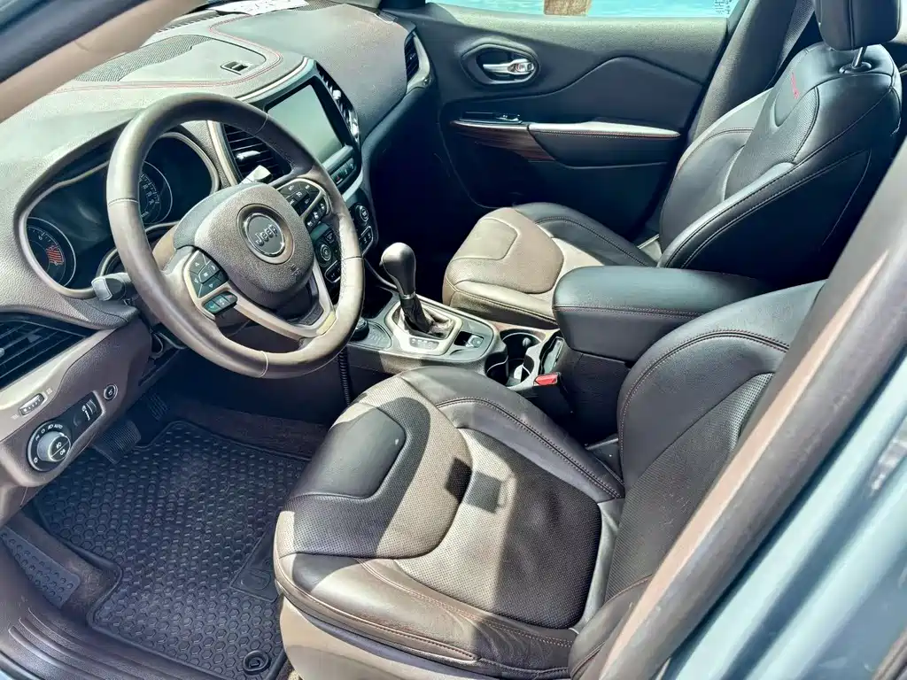Jeep Cherokee (Import) — миниатюра 4