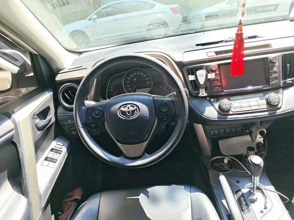 Toyota RAV4 — миниатюра 6