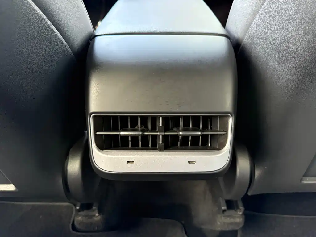 Tesla Model Y — миниатюра 17