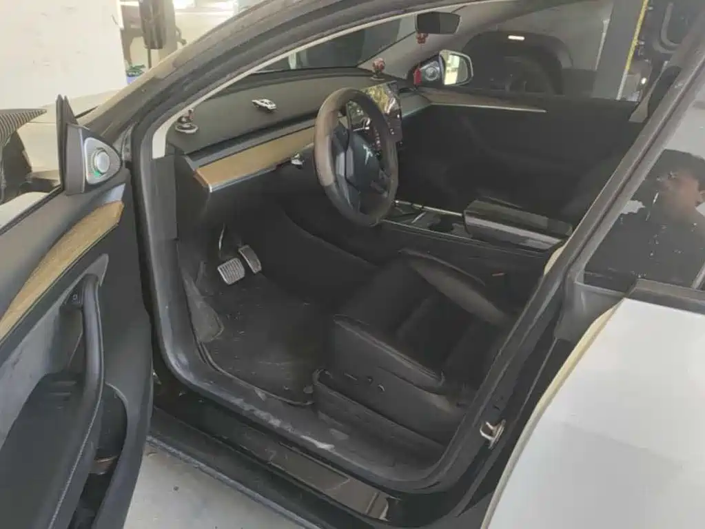 Tesla Model Y — миниатюра 4